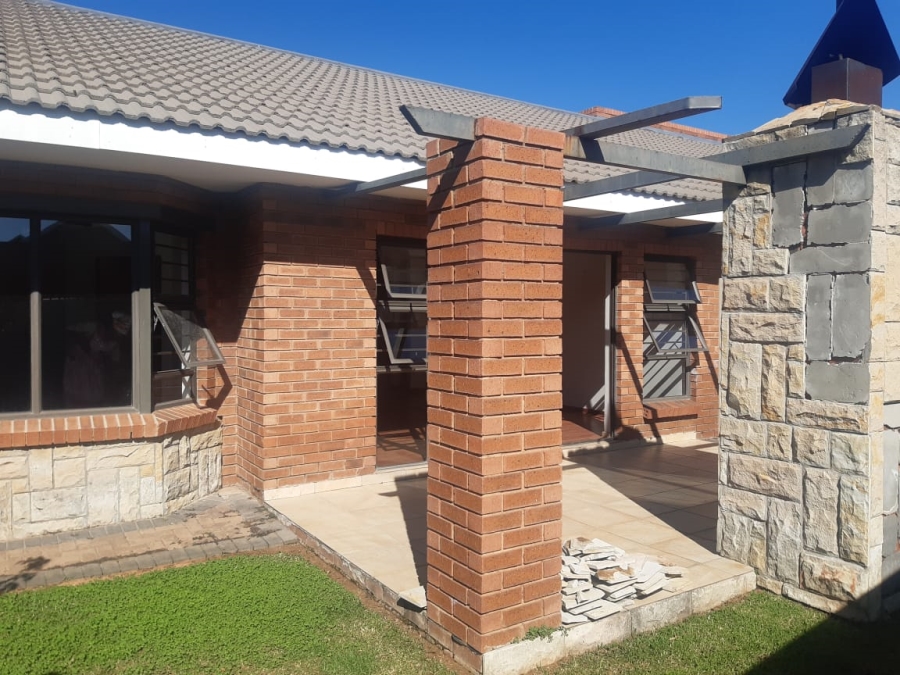 To Let 3 Bedroom Property for Rent in Hillside Free State